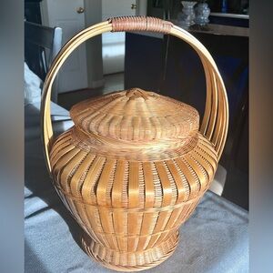 VTG Asian bamboo & rattan lidded hand made Rice, Tea w/ handle basket 15”